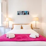Sunny Downtown Apartment By Guestready